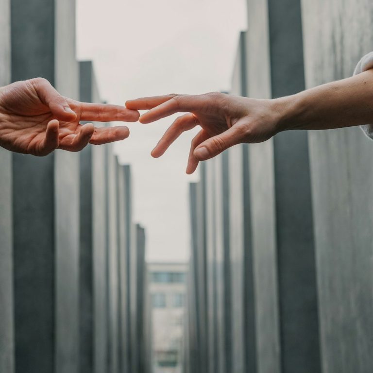 Twee handen reiken naar elkaar-verbinding!